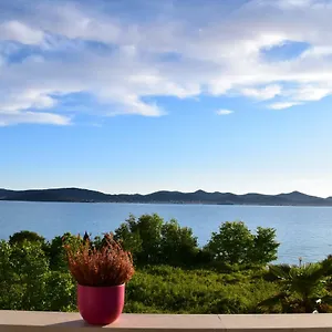 Seaview House Mali Rog Zara